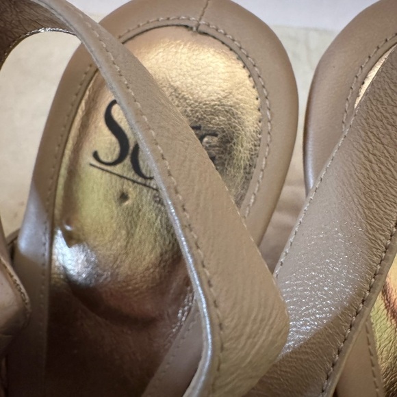 NWOT Beautiful Elegant Glam Summer Fun Women’s Size 11 Gold Wedges by SOFFT - Picture 8 of 15